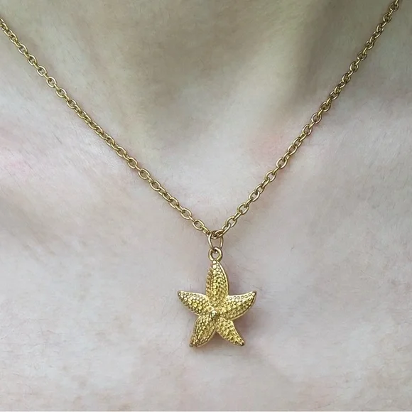 GOLD TONE Starfish Pendant Necklace - Picture 1 of 6